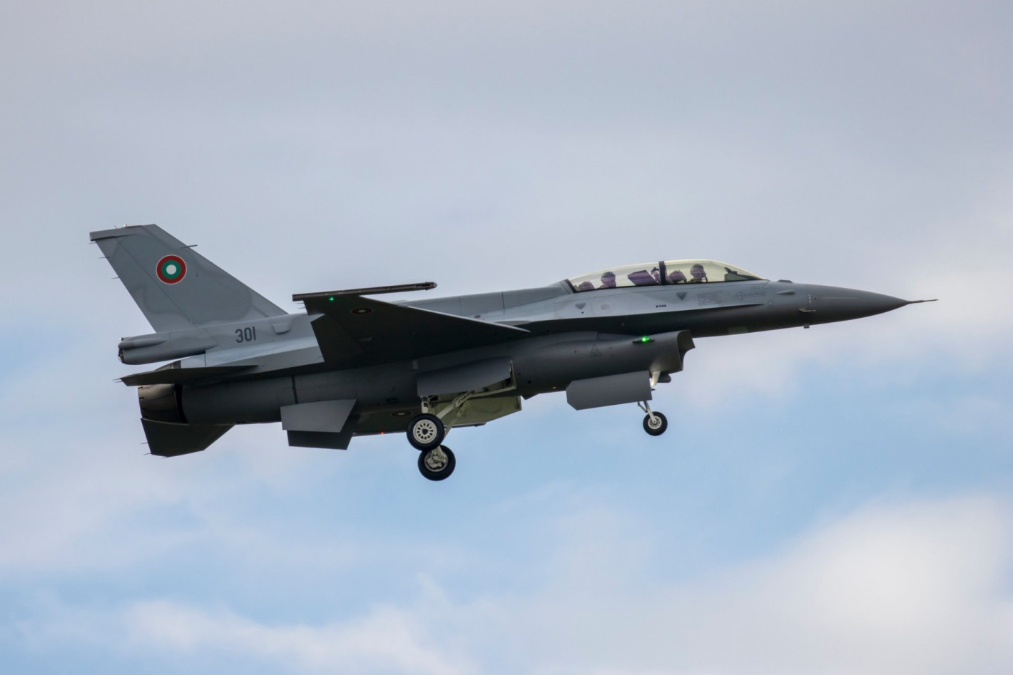 Български изтребители F-16 летяха ниско над София, било учение (снимки/видео)