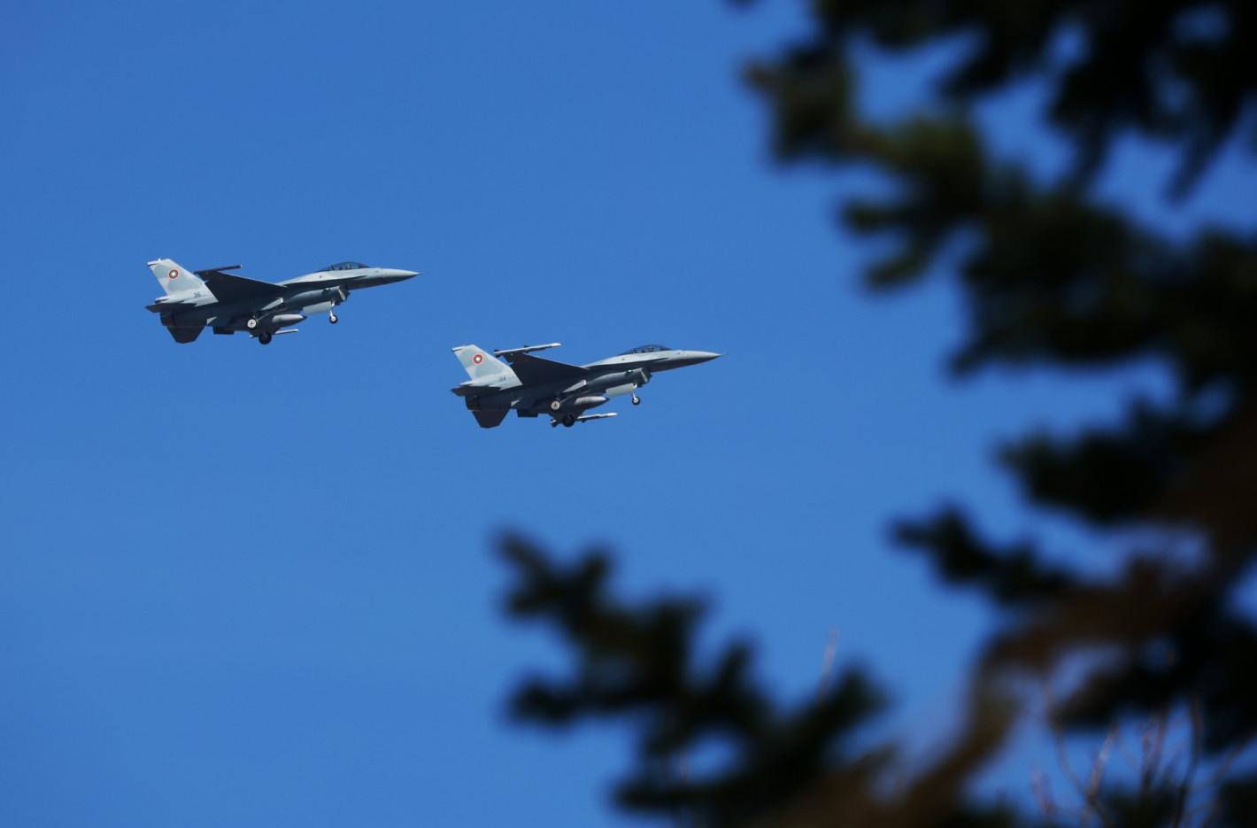 Български изтребители F-16 летяха ниско над София, било учение (снимки/видео)