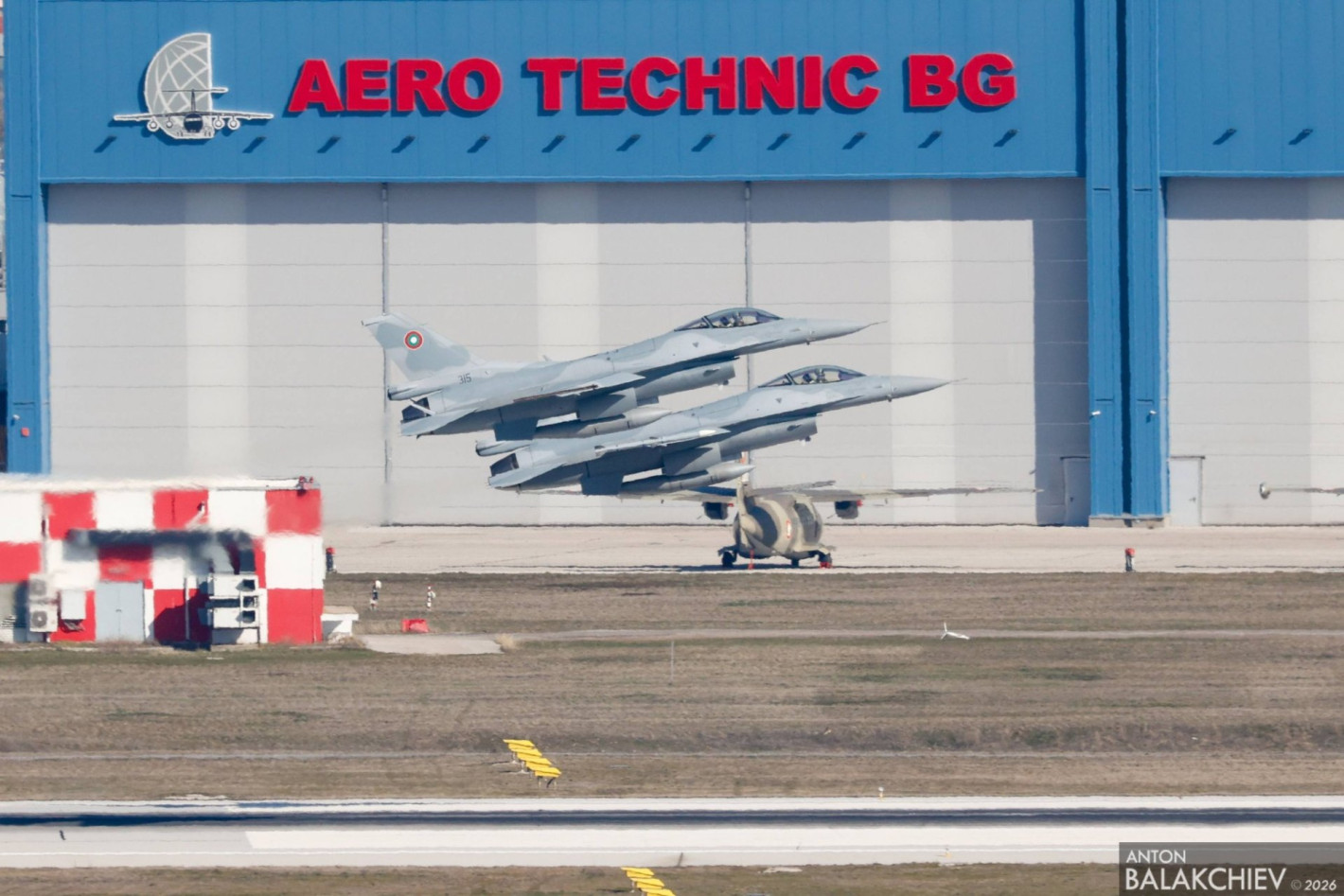 Български изтребители F-16 летяха ниско над София, било учение (снимки/видео)