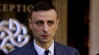 Що за изрод?! Моралното дъно Бербатов използва децата си за примамка, за да влиза без кондом в развратни пачаври (правят му френска в колата пред училището)