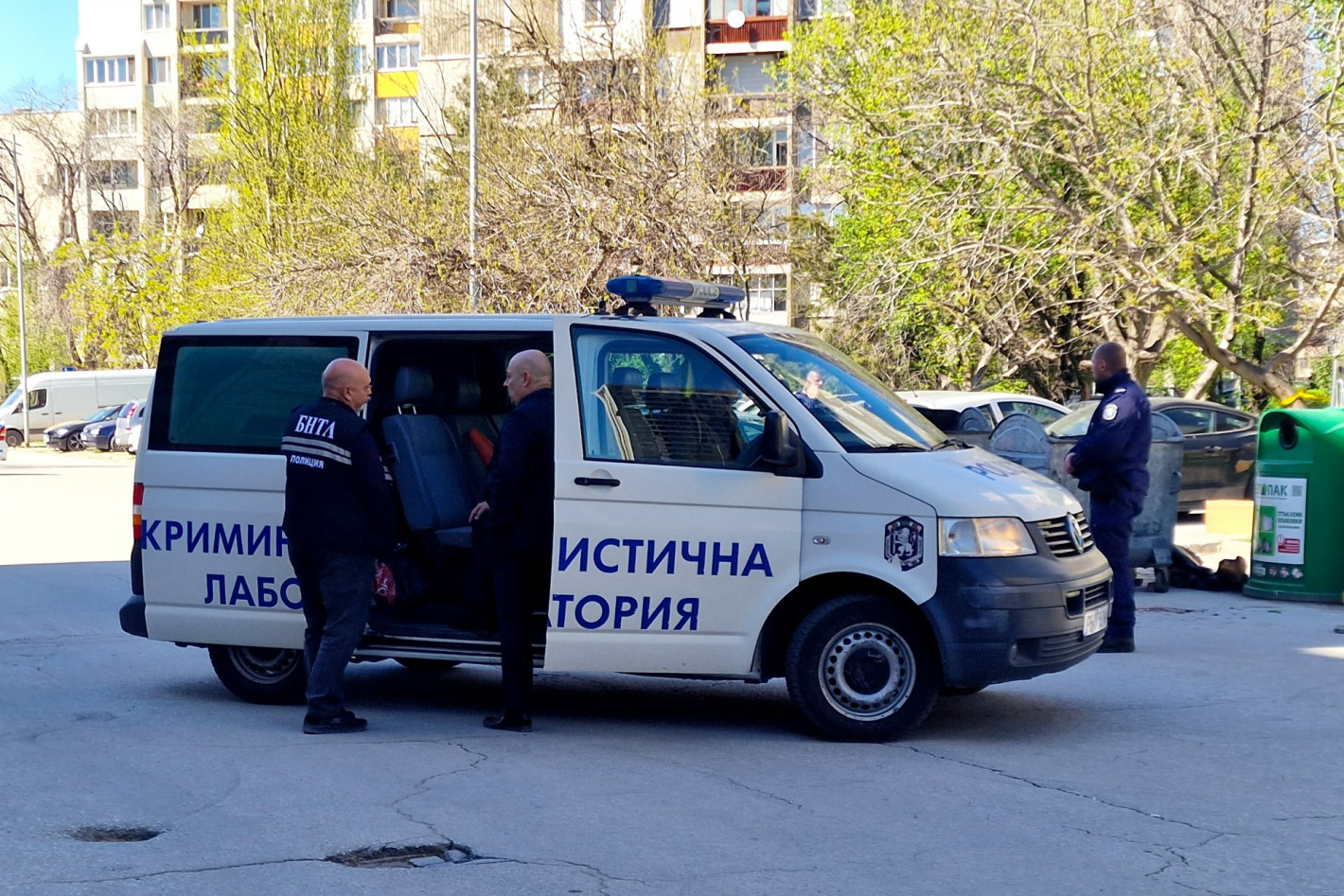 Бездомник откри чувал с части от човешко тяло до кофа за боклук в Пловдив (снимки)