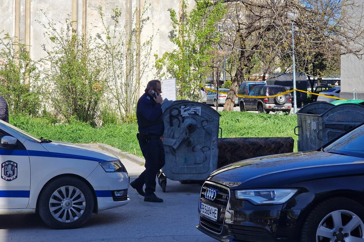 Бездомник откри чувал с части от човешко тяло до кофа за боклук в Пловдив (снимки)
