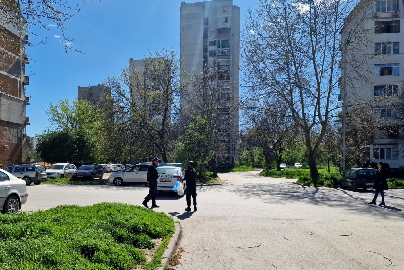 Бездомник откри чувал с части от човешко тяло до кофа за боклук в Пловдив (снимки)