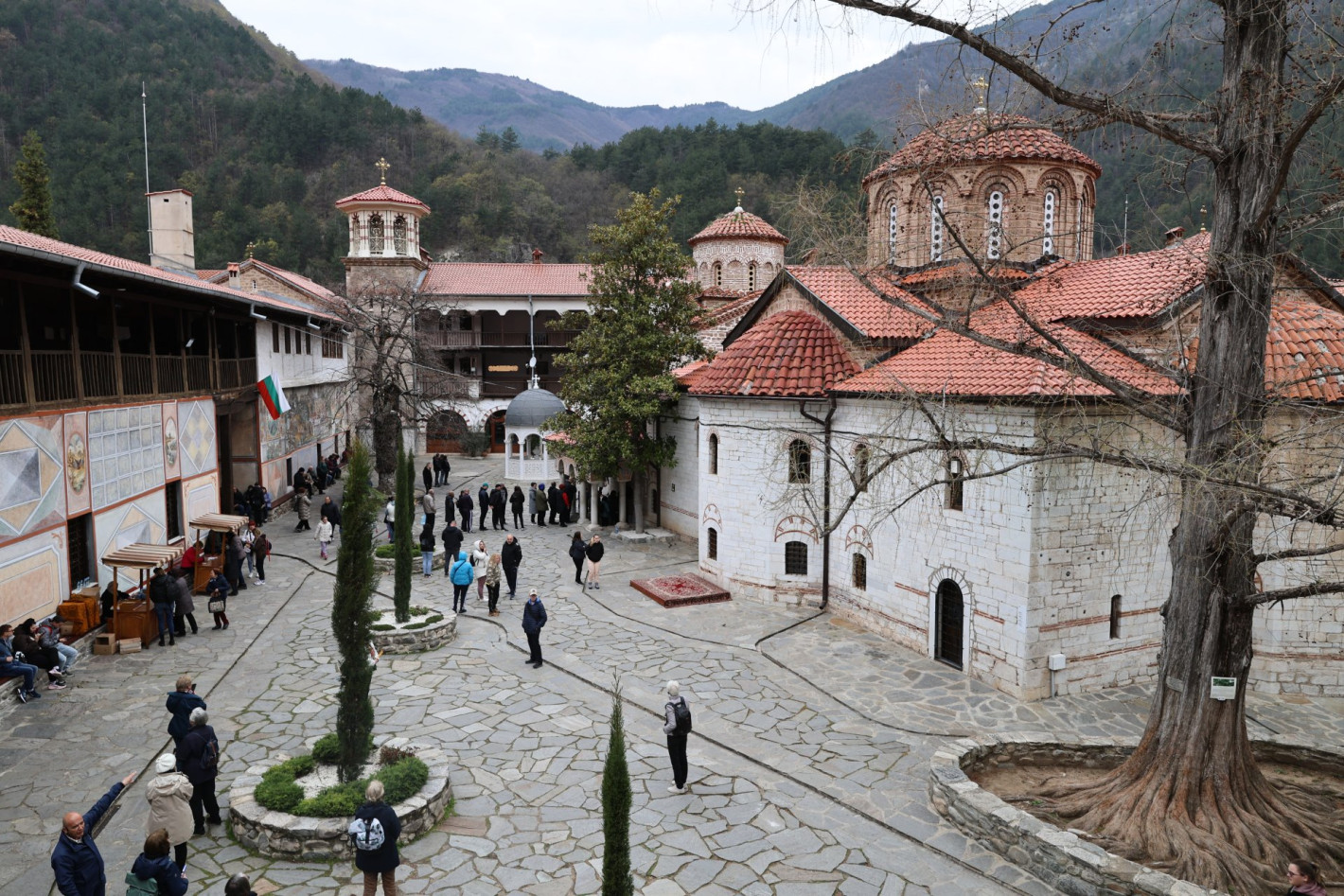 Стотици вярващи последваха чудотворната икона на Света Богородица (снимки)