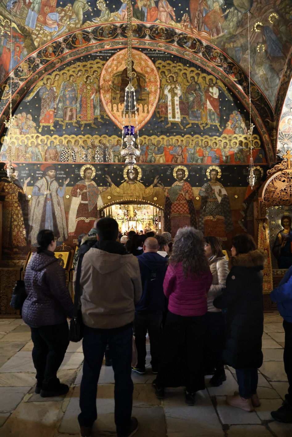 Стотици вярващи последваха чудотворната икона на Света Богородица (снимки)