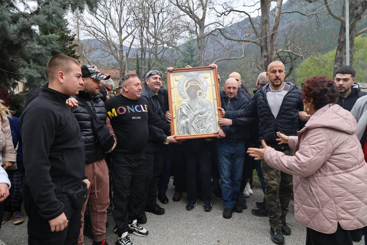 Стотици вярващи последваха чудотворната икона на Света Богородица (снимки)