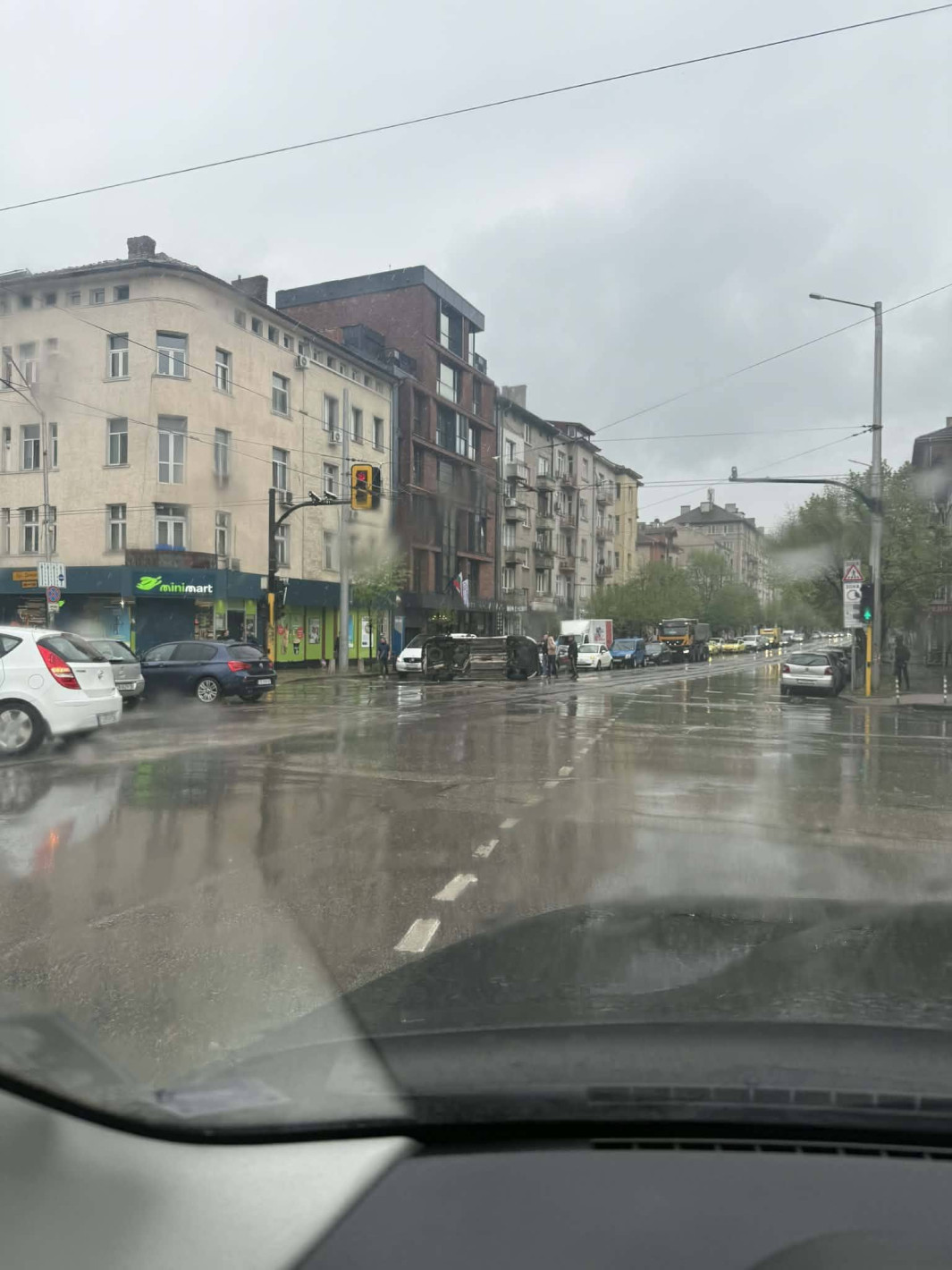 Линейка се обърна на ключово столично кръстовище (снимки/видео)