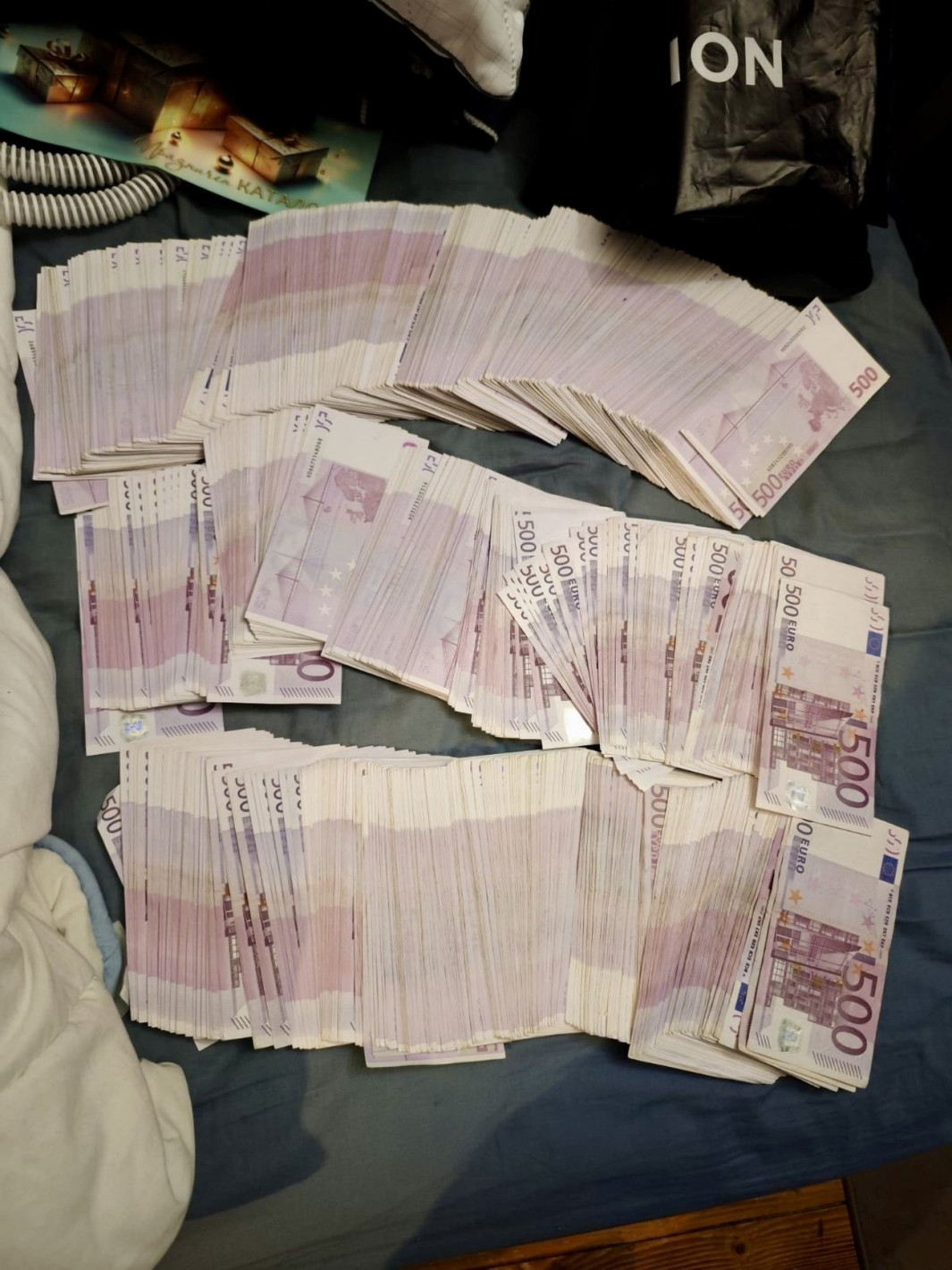 Задържаха трима с близо €600 000, над 600 боеприпаса и повече от 67 кг дрога (снимки)