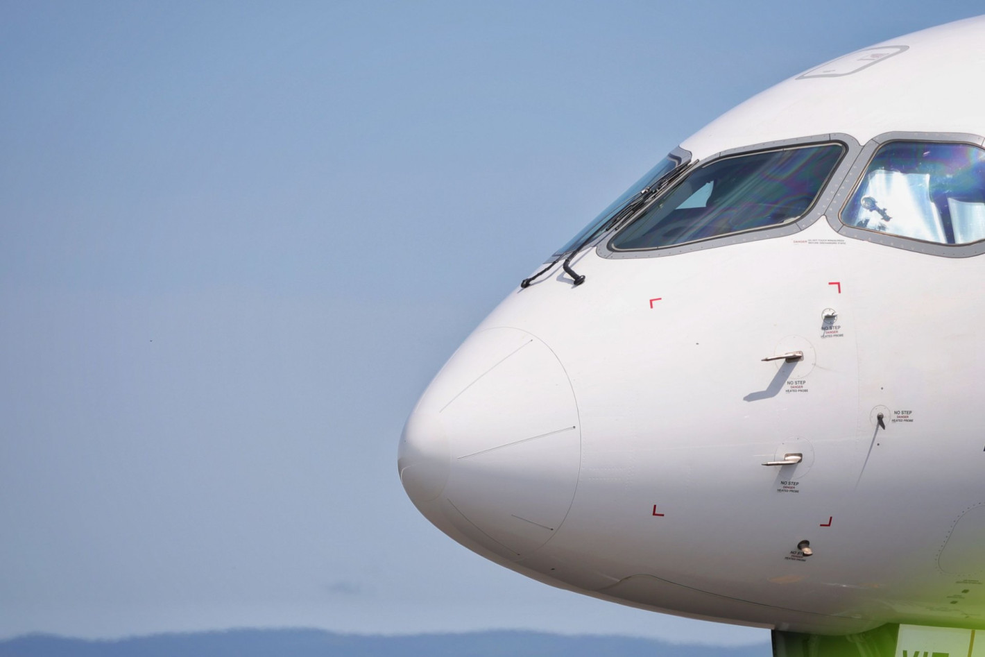 След 170 дни ремонт: Летище Бургас откри обновената си писта с полет от София (снимки)