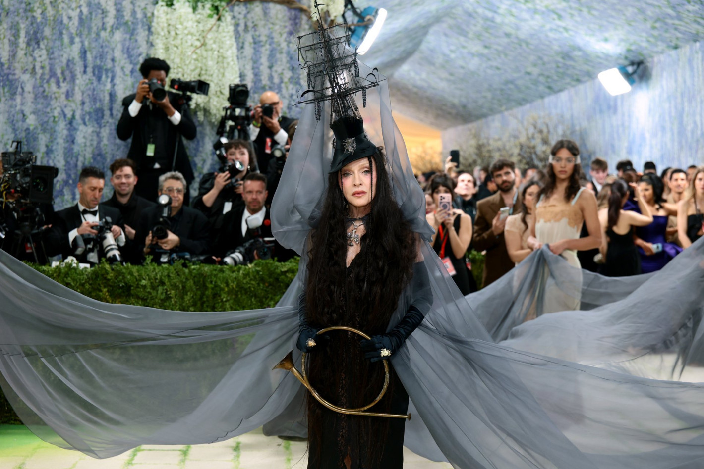 Met Gala 2026: Звездите превърнаха изкуството в бутафория и шоу (снимки/видео)