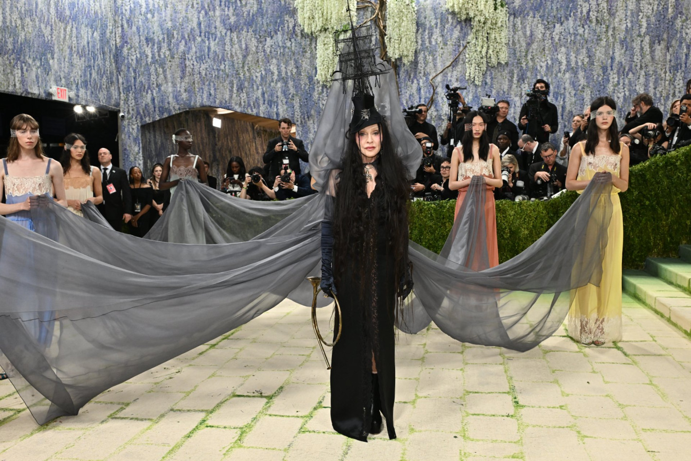 Met Gala 2026: Звездите превърнаха изкуството в бутафория и шоу (снимки/видео)