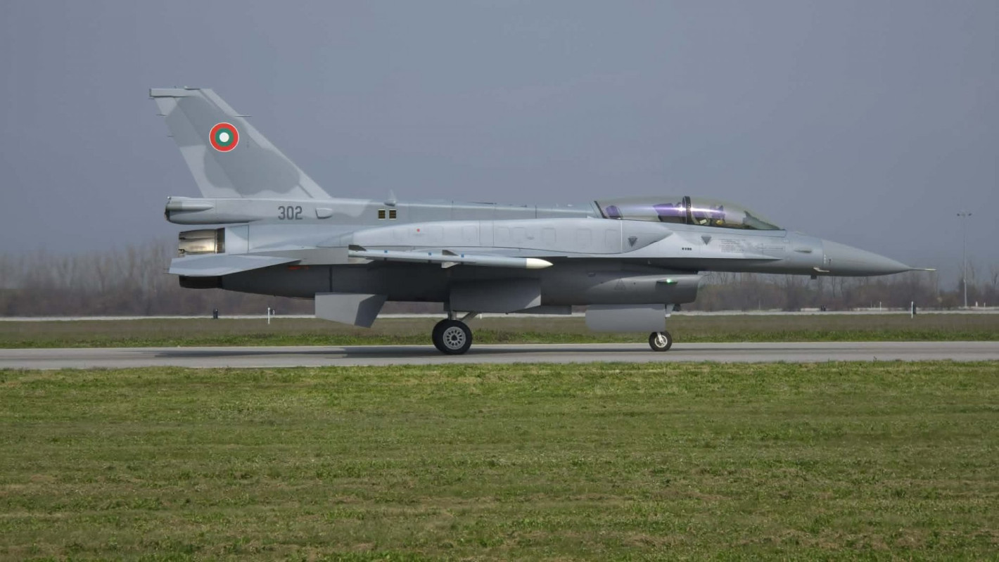 От F-16 до "Спартан": Вижте с какви самолети разполагат ВВС на България (галерия)