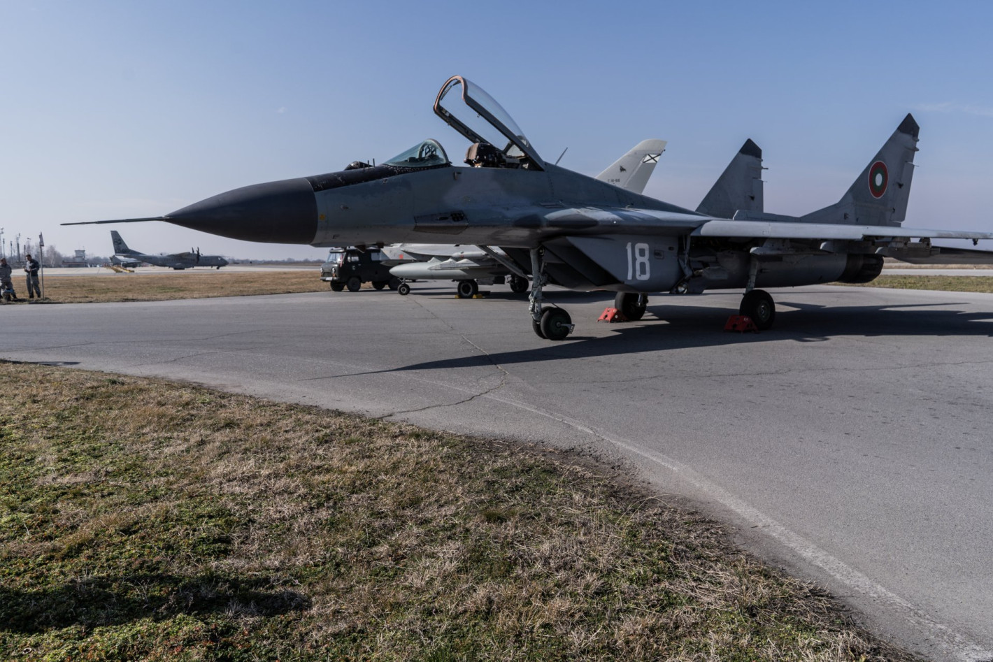 От F-16 до "Спартан": Вижте с какви самолети разполагат ВВС на България (галерия)