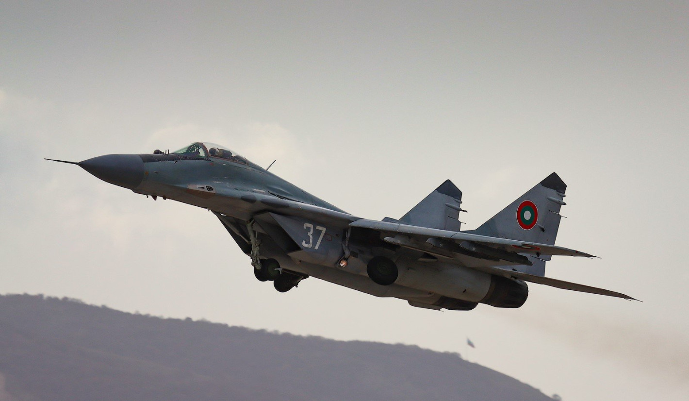 От F-16 до "Спартан": Вижте с какви самолети разполагат ВВС на България (галерия)