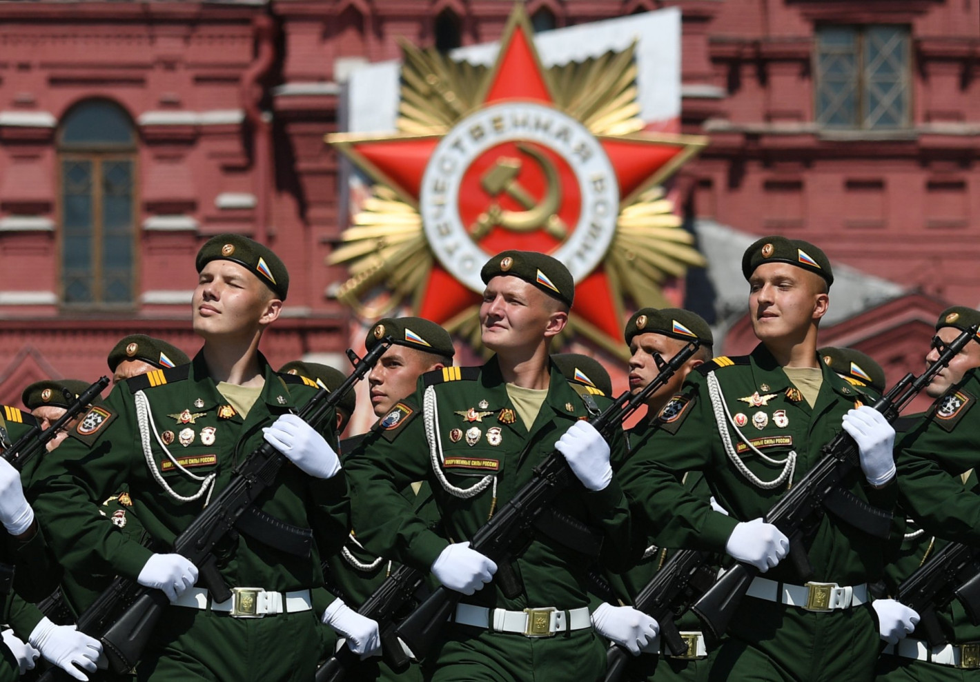 Парадът на Червения площад: Без сухопътна техника и за пръв път с военни от Северна Корея