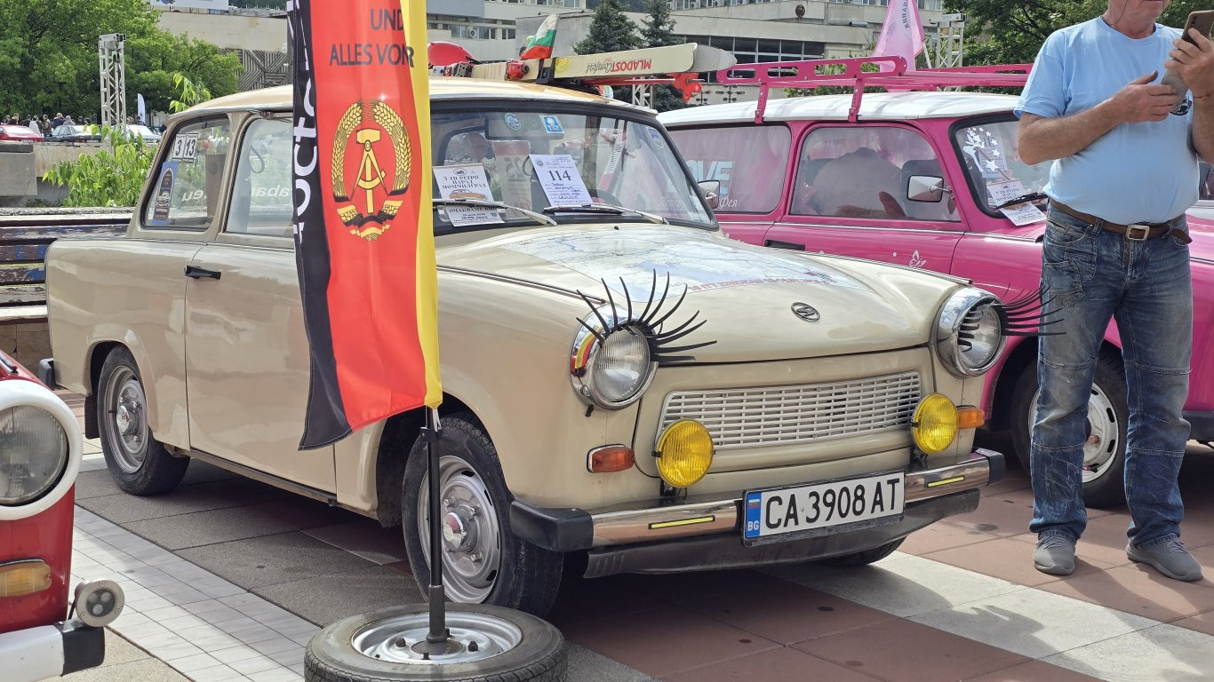 Над 250 класически автомобила се събраха на ретро парад в Благоевград