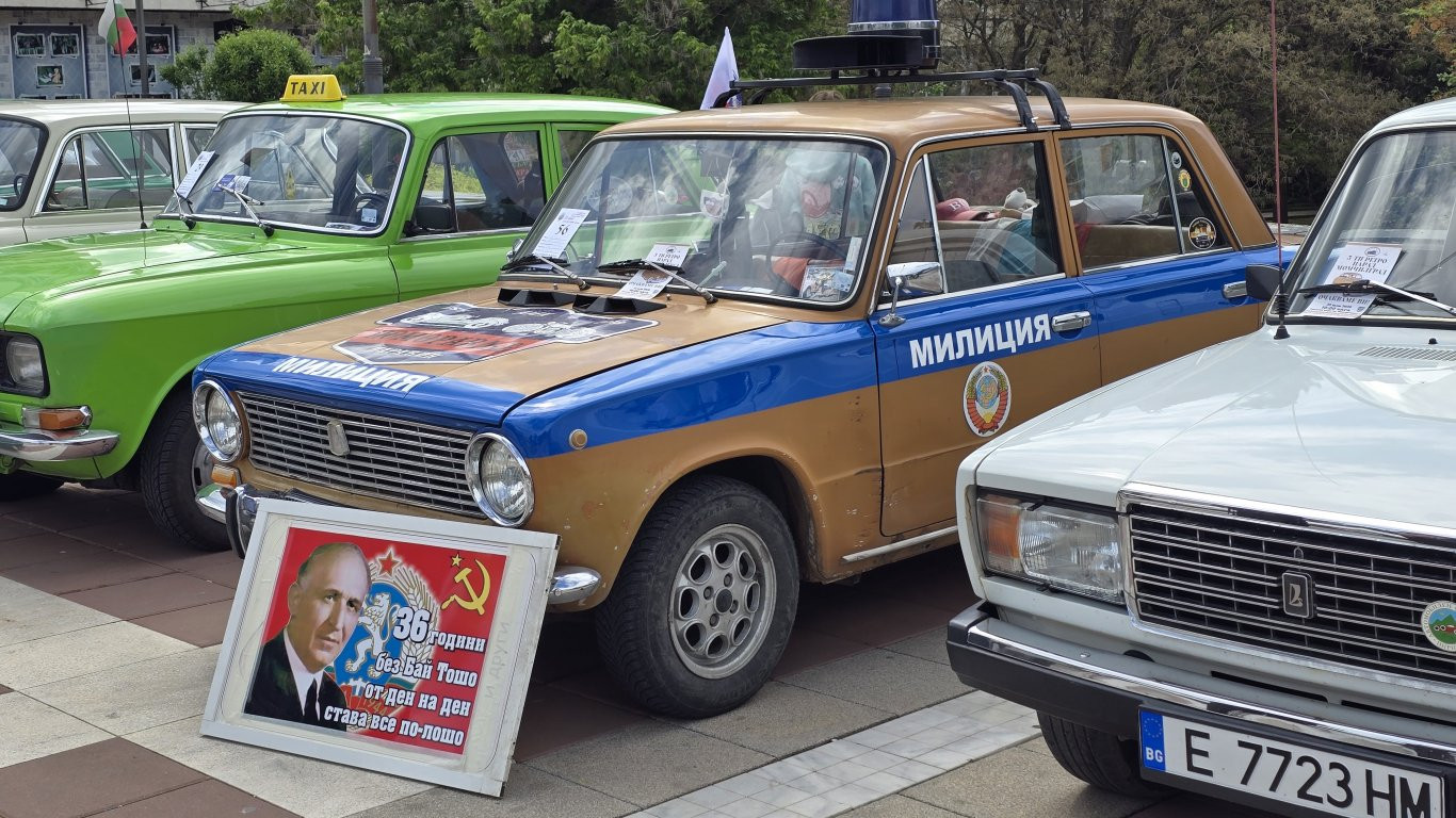 Над 250 класически автомобила се събраха на ретро парад в Благоевград