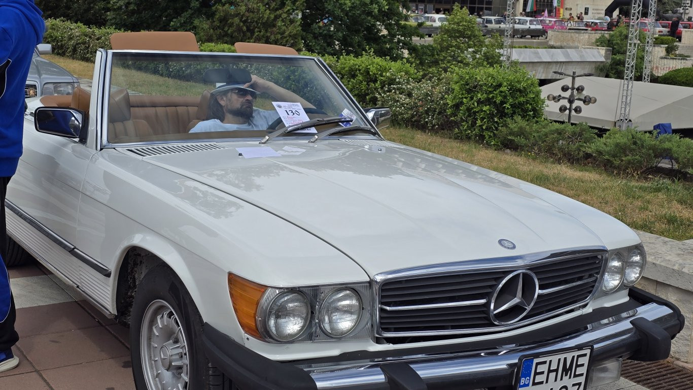 Над 250 класически автомобила се събраха на ретро парад в Благоевград