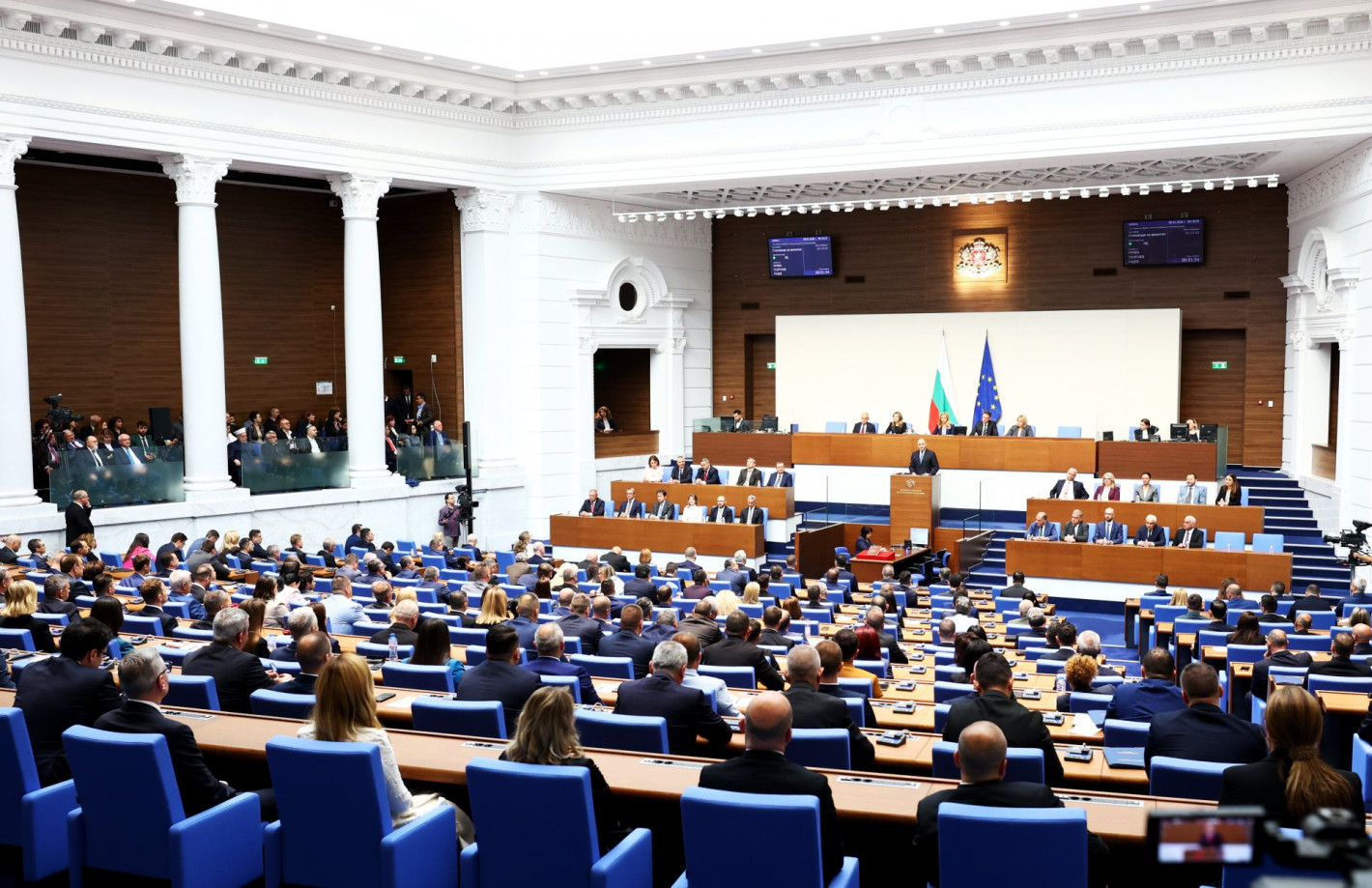 Неуспели кандидат-депутати влязоха в парламента като сътрудници