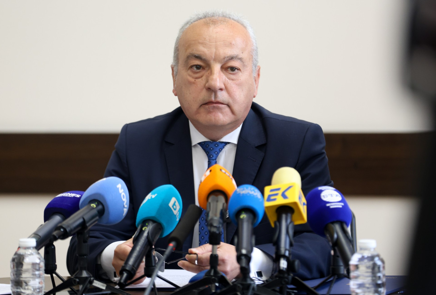 Властта слага таван на чиновническите заплати, предлага замразяване на депутатските