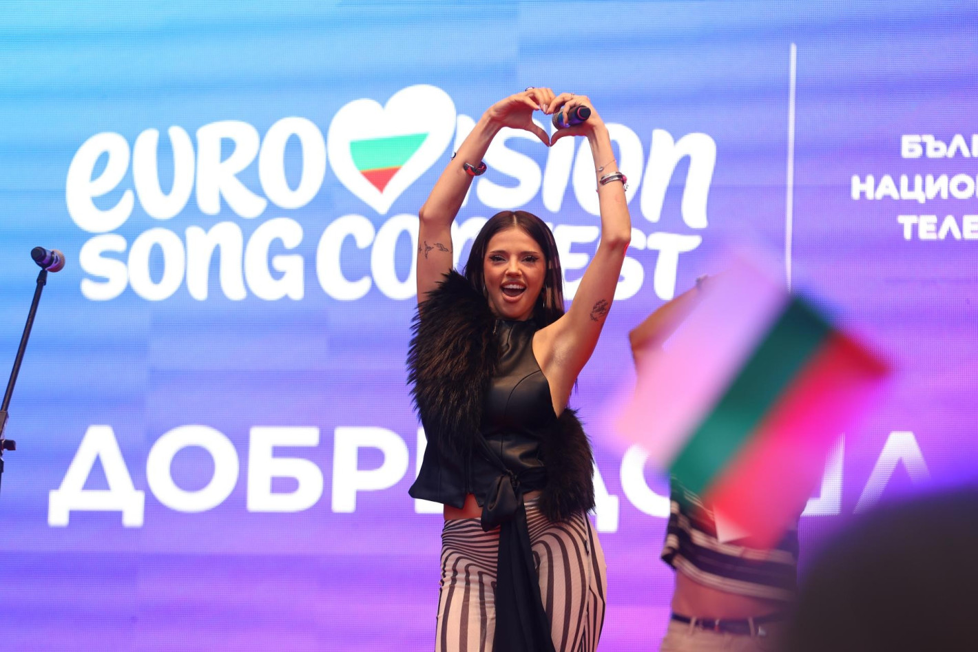 Хиляди се събраха в София заради DARA; Тя: Не съм очаквала такова нещо, благодаря ви (снимки)