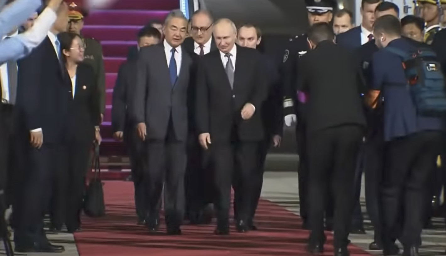 Путин пристигна в Пекин, посрещна го почетен караул (видео/снимки)