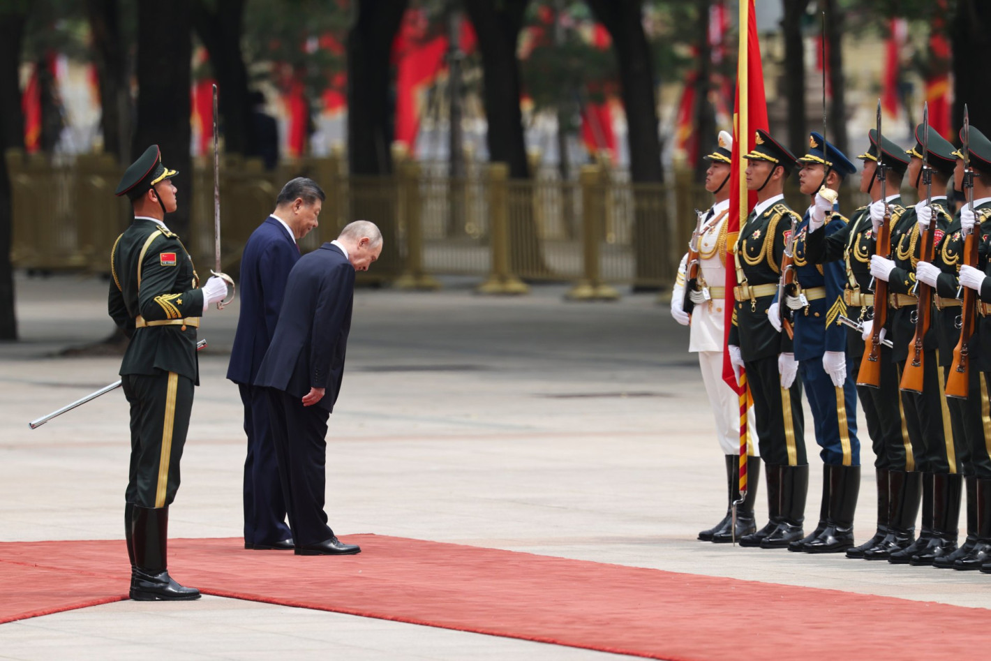 Китайската гвардия и Си Цзинпин посрещнаха Путин в Голямата зала на народа в Пекин (снимки)