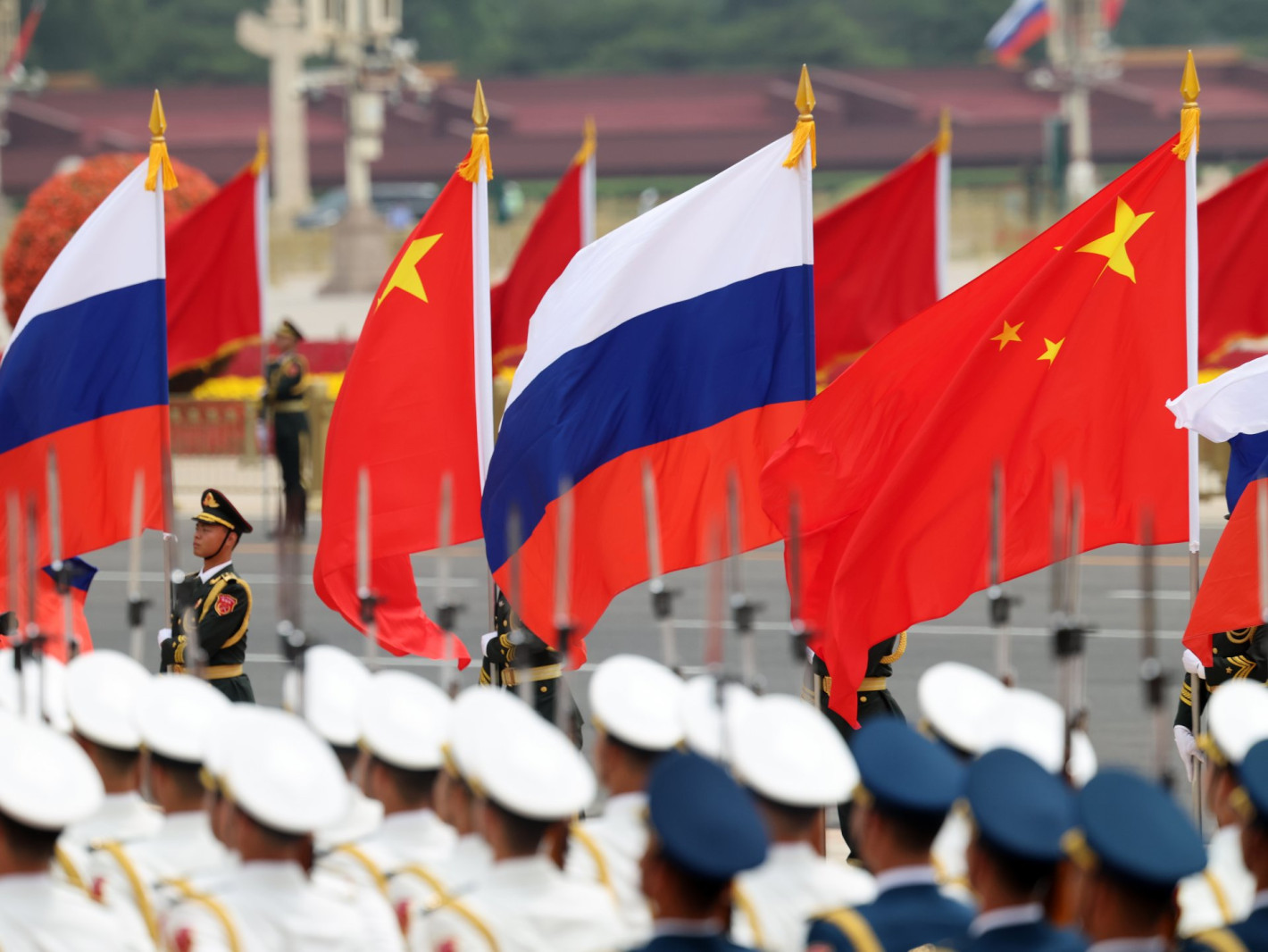Китайската гвардия и Си Цзинпин посрещнаха Путин в Голямата зала на народа в Пекин (снимки)