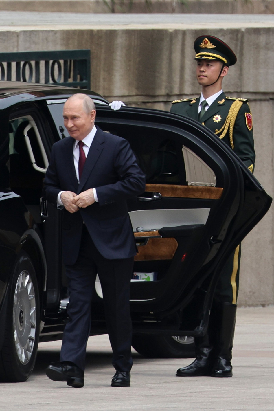 Китайската гвардия и Си Цзинпин посрещнаха Путин в Голямата зала на народа в Пекин (снимки)