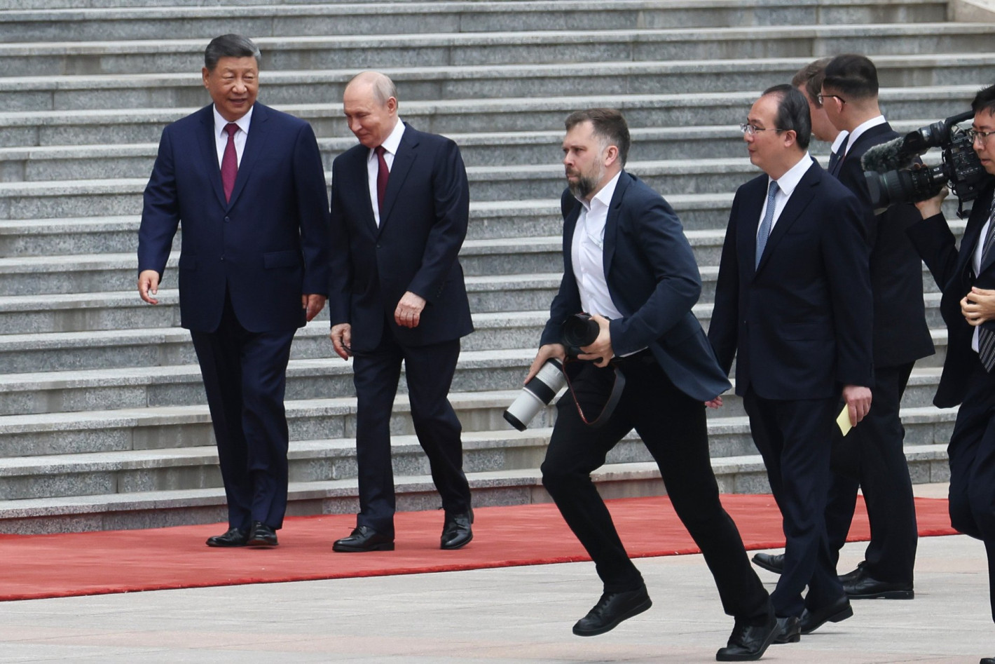 Китайската гвардия и Си Цзинпин посрещнаха Путин в Голямата зала на народа в Пекин (снимки)