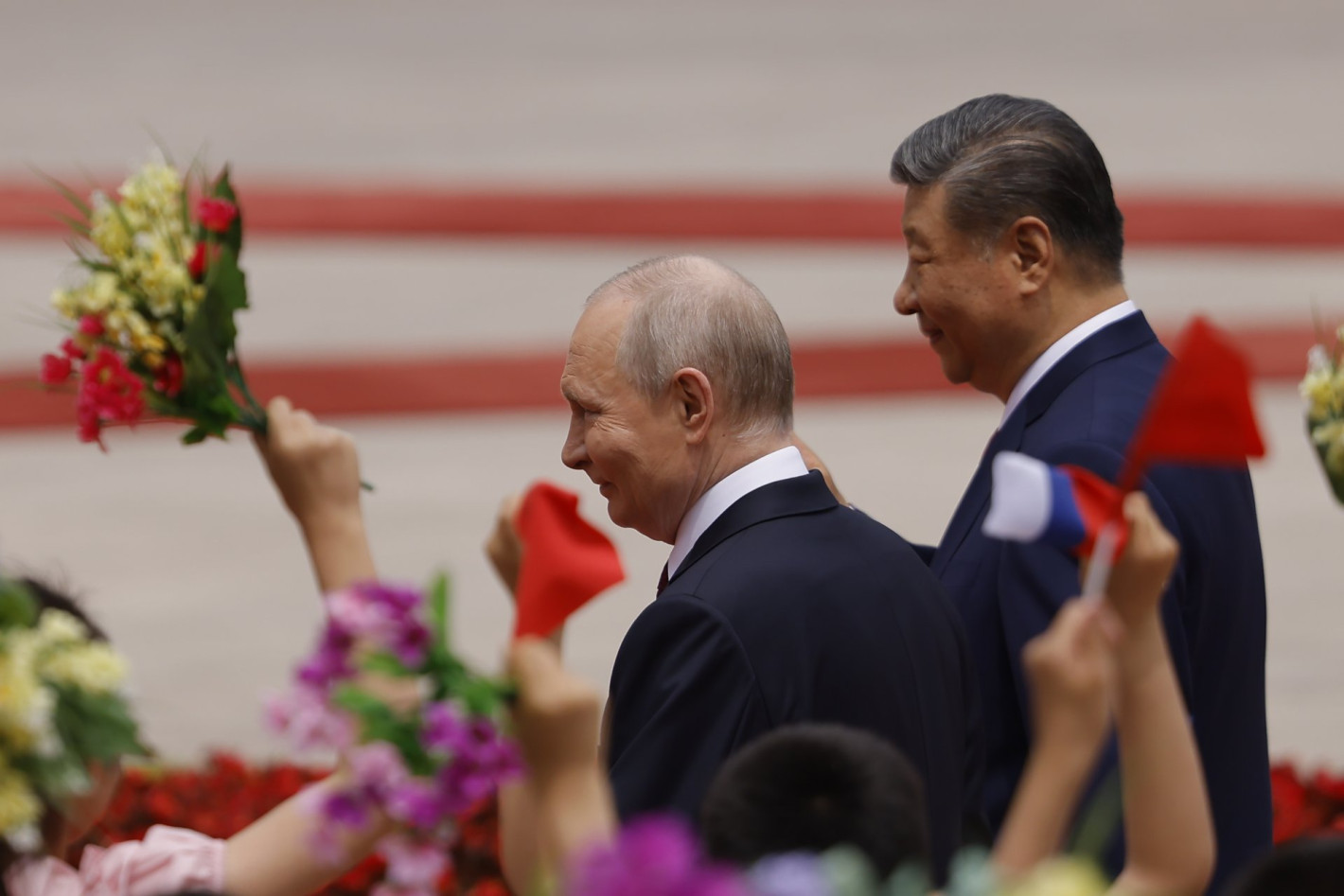 Китайската гвардия и Си Цзинпин посрещнаха Путин в Голямата зала на народа в Пекин (снимки)