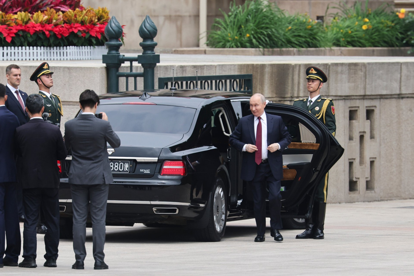 Китайската гвардия и Си Цзинпин посрещнаха Путин в Голямата зала на народа в Пекин (снимки)