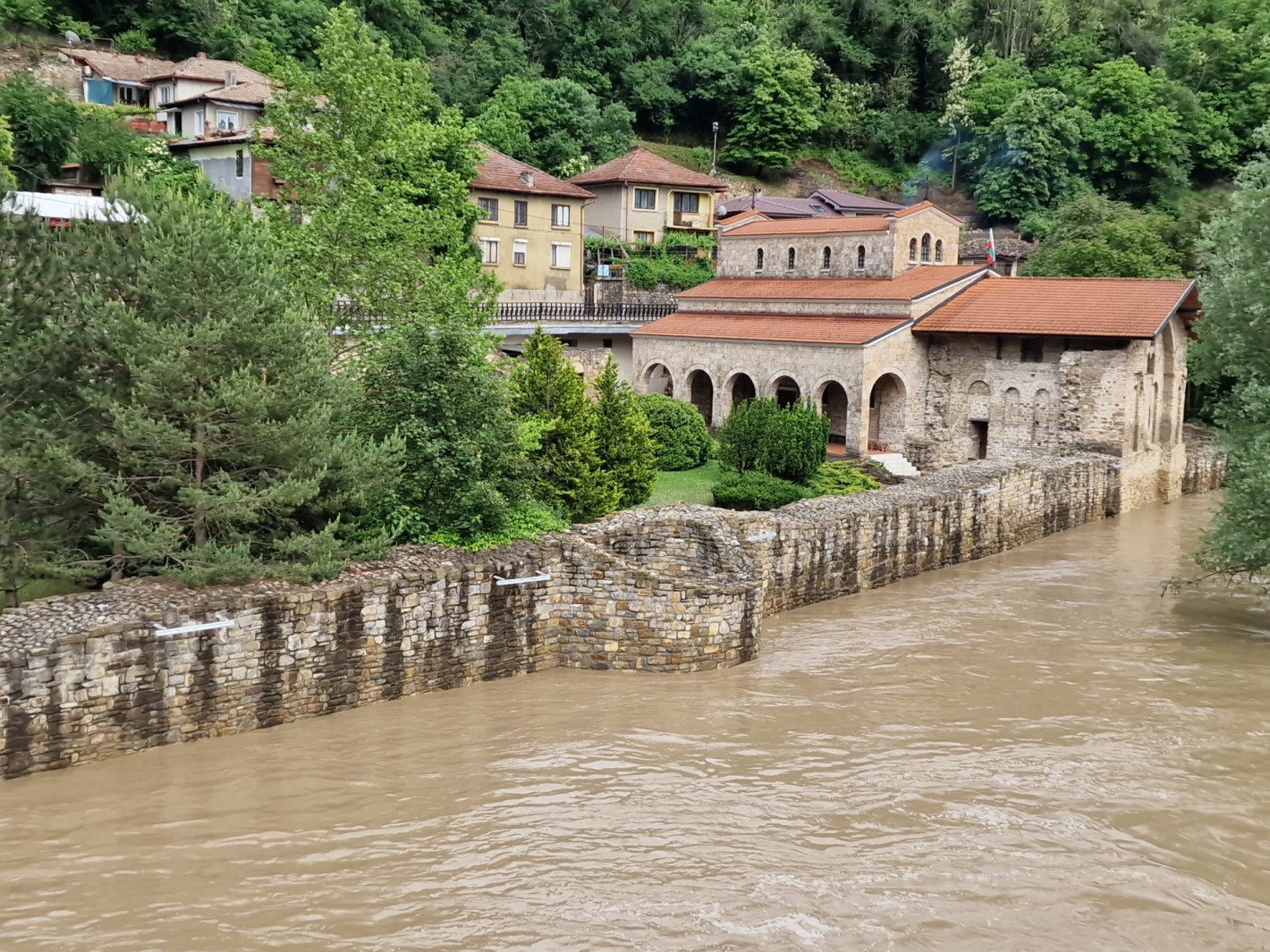 Хиляди се борят с потопа в Северна България, но идват нови валежи (снимки)