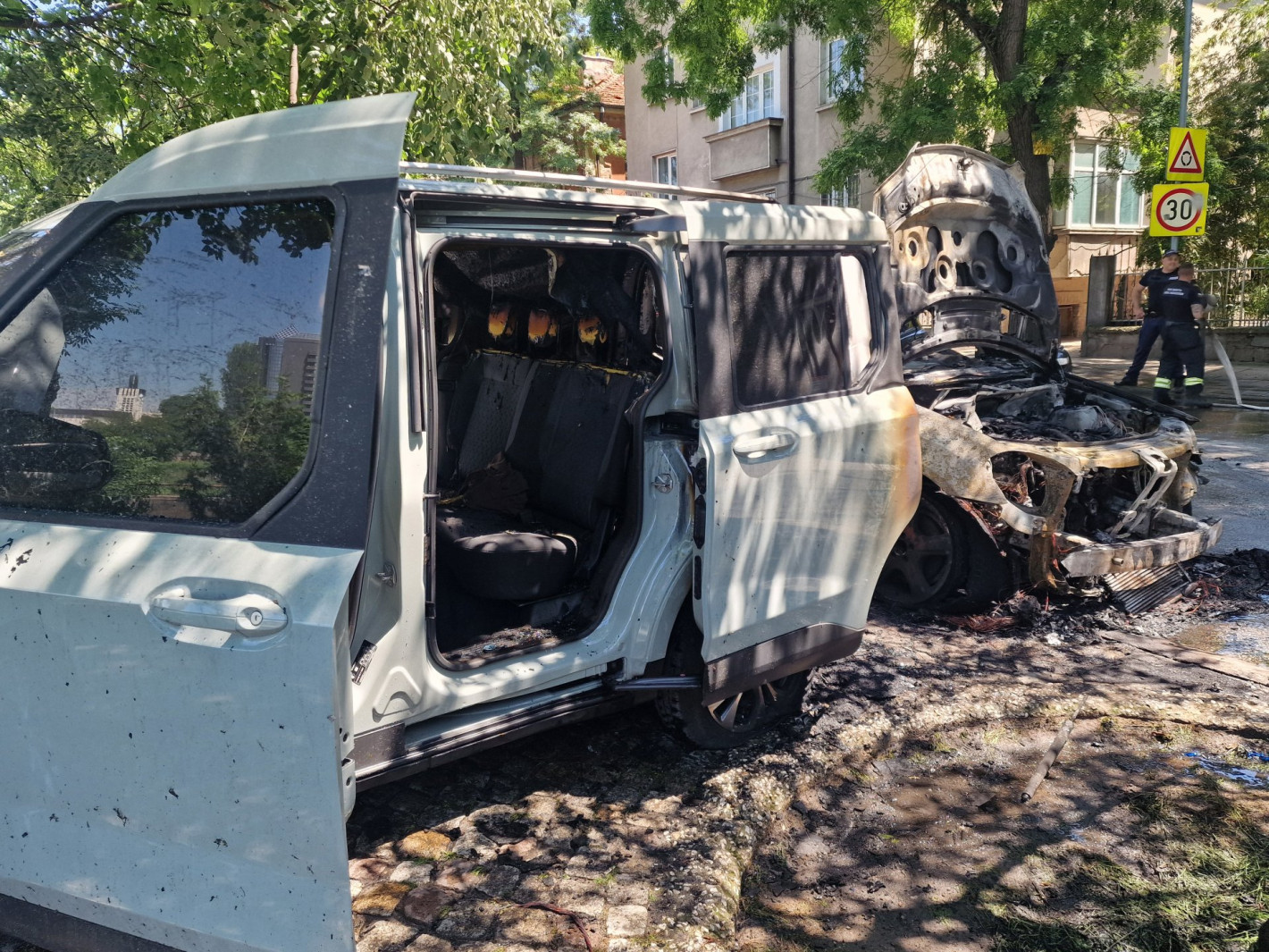 Автомобил пламна в движение в Пловдив, запали паркирани коли, цистерна се обърна (снимки/видео)