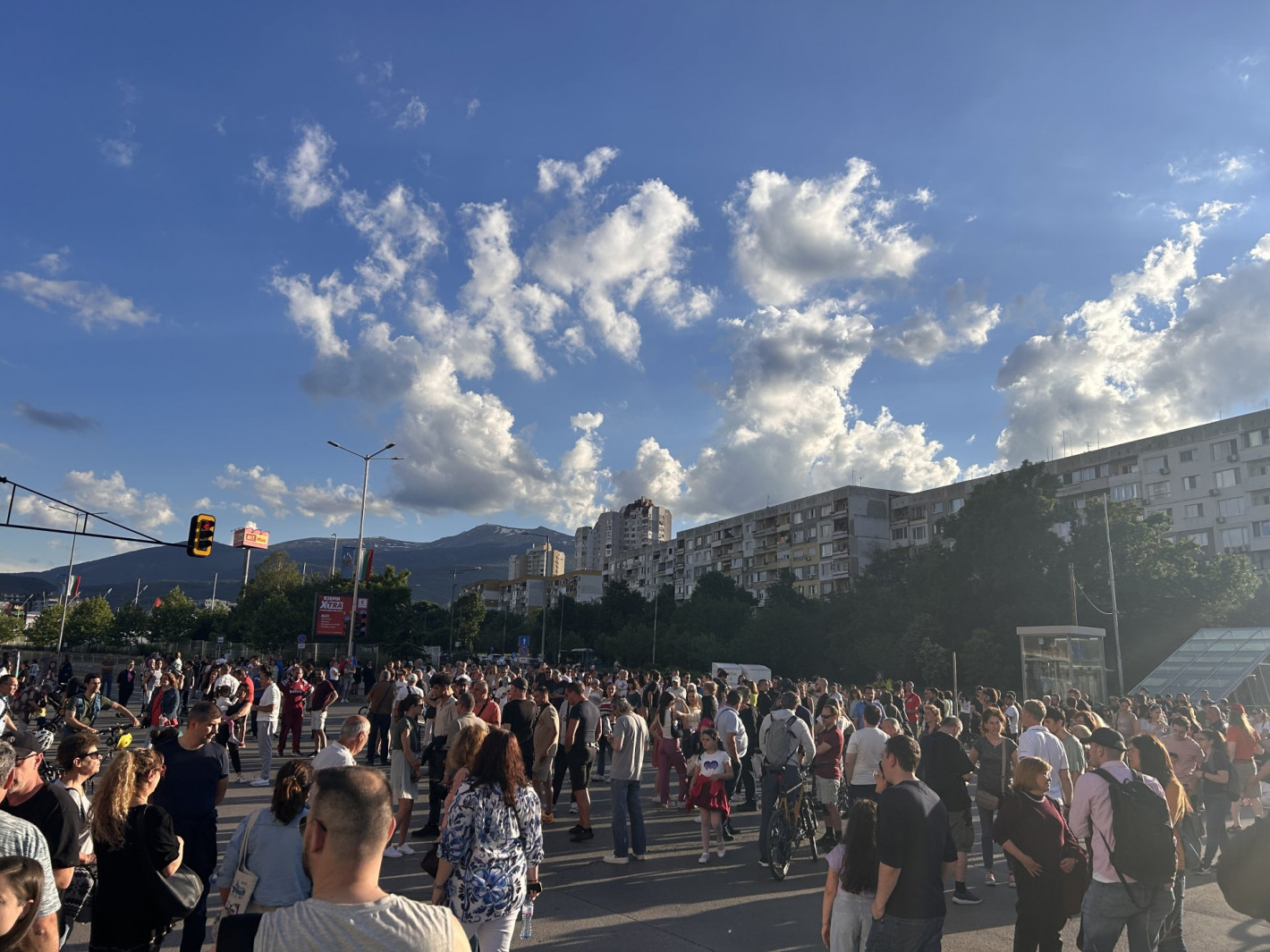 Жители на "Младост" отново излязоха на протест срещу небостъргача, затвориха булеварда (снимки)