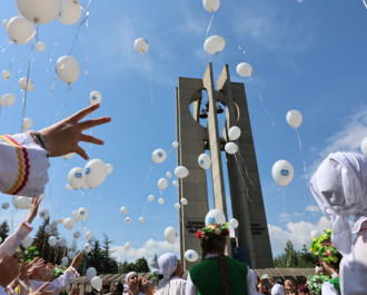 Възродиха асамблея "Знаме на мира": Камбаните биха за "Единство, творчество, красота" (снимки)