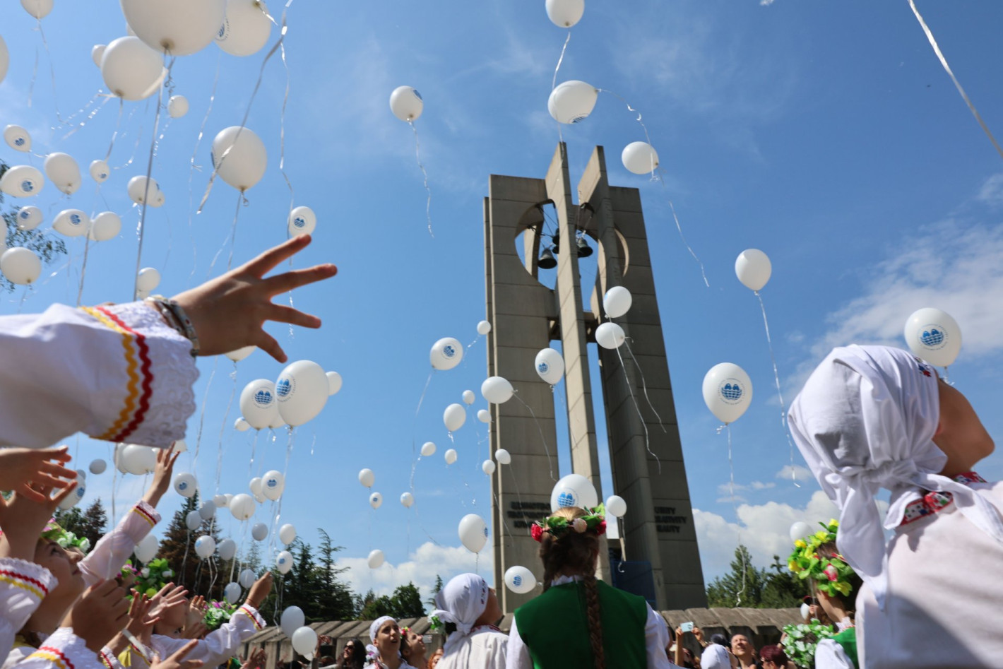 Възродиха асамблея "Знаме на мира": Камбаните биха за "Единство, творчество, красота" (снимки)
