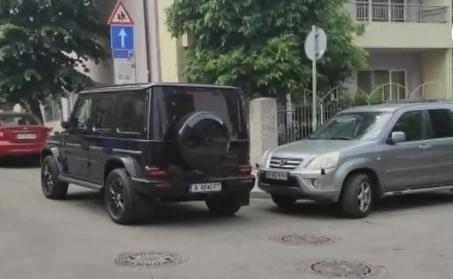НА ВНИМАНИЕТО НА МВР-БУРГАС! Кой селяндур си паркира Г-класата пред полицията? (СНИМКИ)