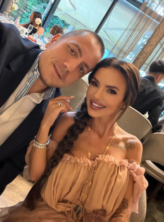 Еее, ади деее!! Мара Отварачката сбра световния фотошоп и се барна като набор на Марая! (снимки от ресторанта на абитуриентския бал)
