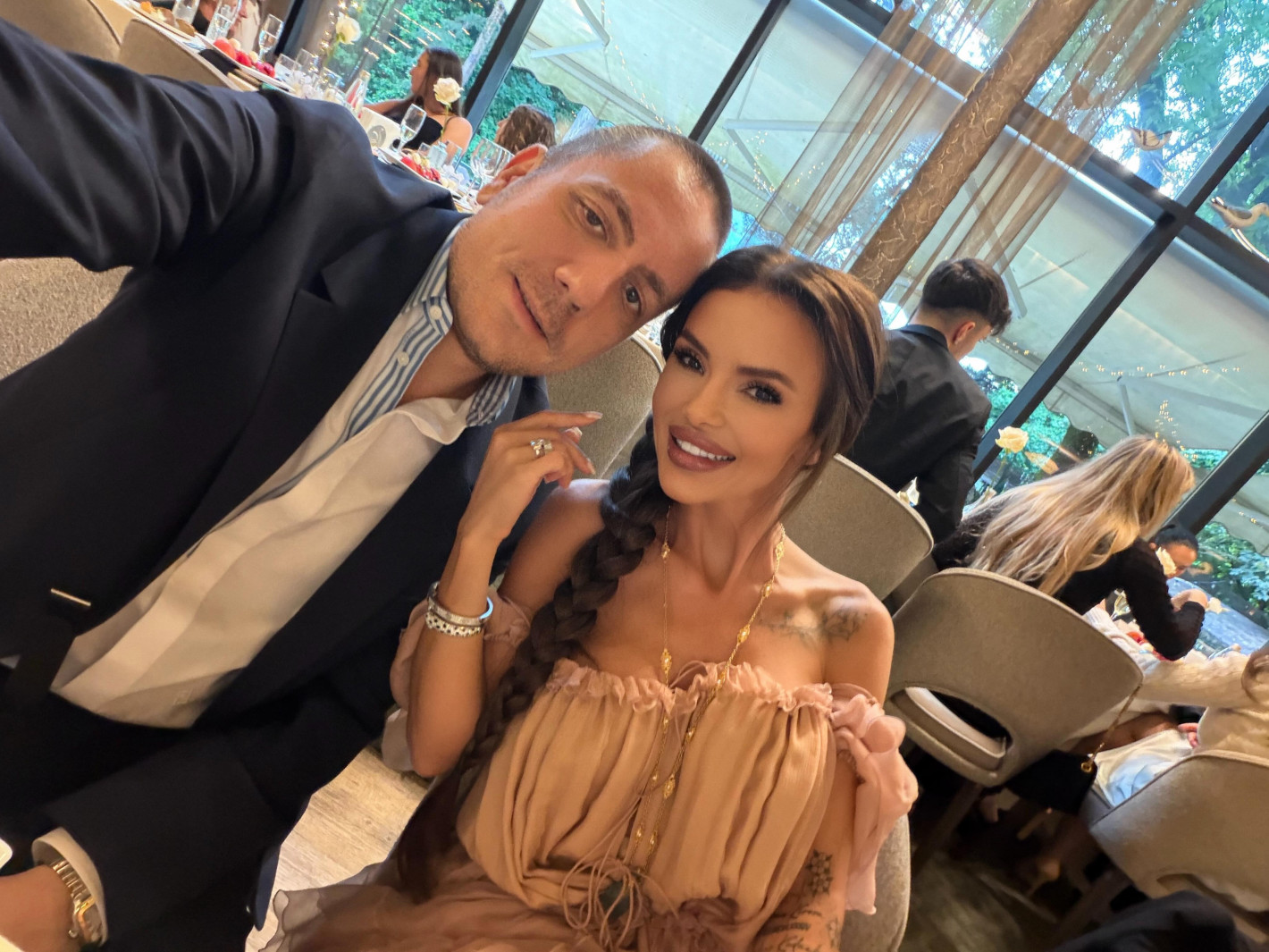 Еее, ади деее!! Мара Отварачката сбра световния фотошоп и се барна като набор на Марая! (снимки от ресторанта на абитуриентския бал)