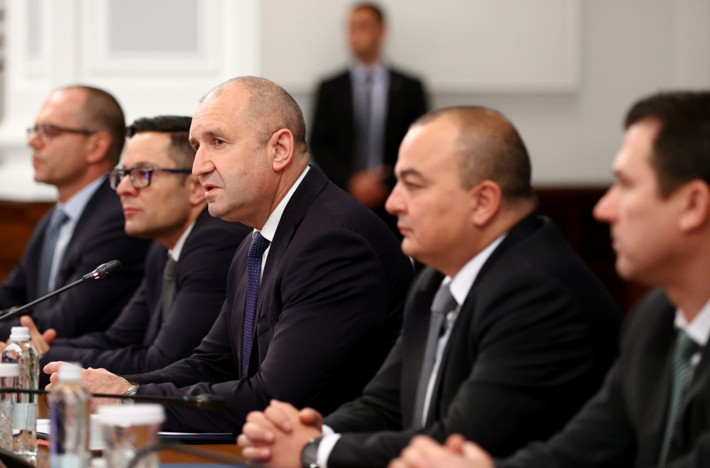 Веригите обещаха на среща с Радев поне 6 месеца да продават с до 30% по-евтино основни храни