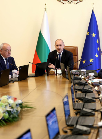 Кабинетът "Радев" сменя шефовете на НАП и на разузнаването