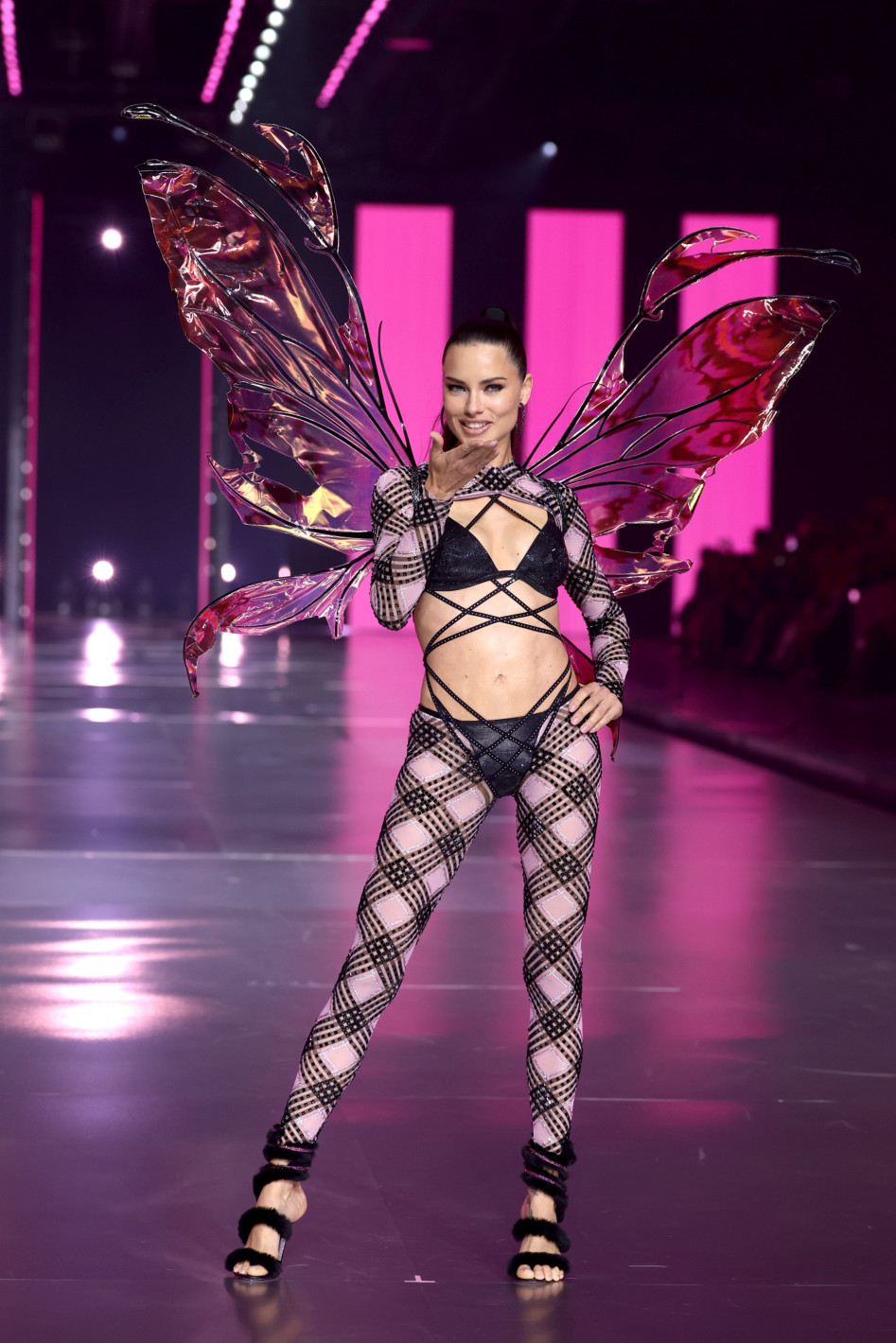Тя искаше да стане монахиня, но се превърна в ангел на Victoria's Secret