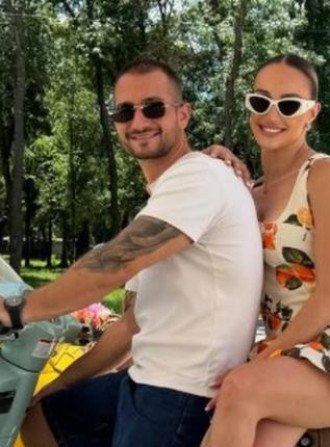 Събков и Трифонова аха да се изчукат на плажа! Подмятат им: Вземете си стая! (СНИМКИ)