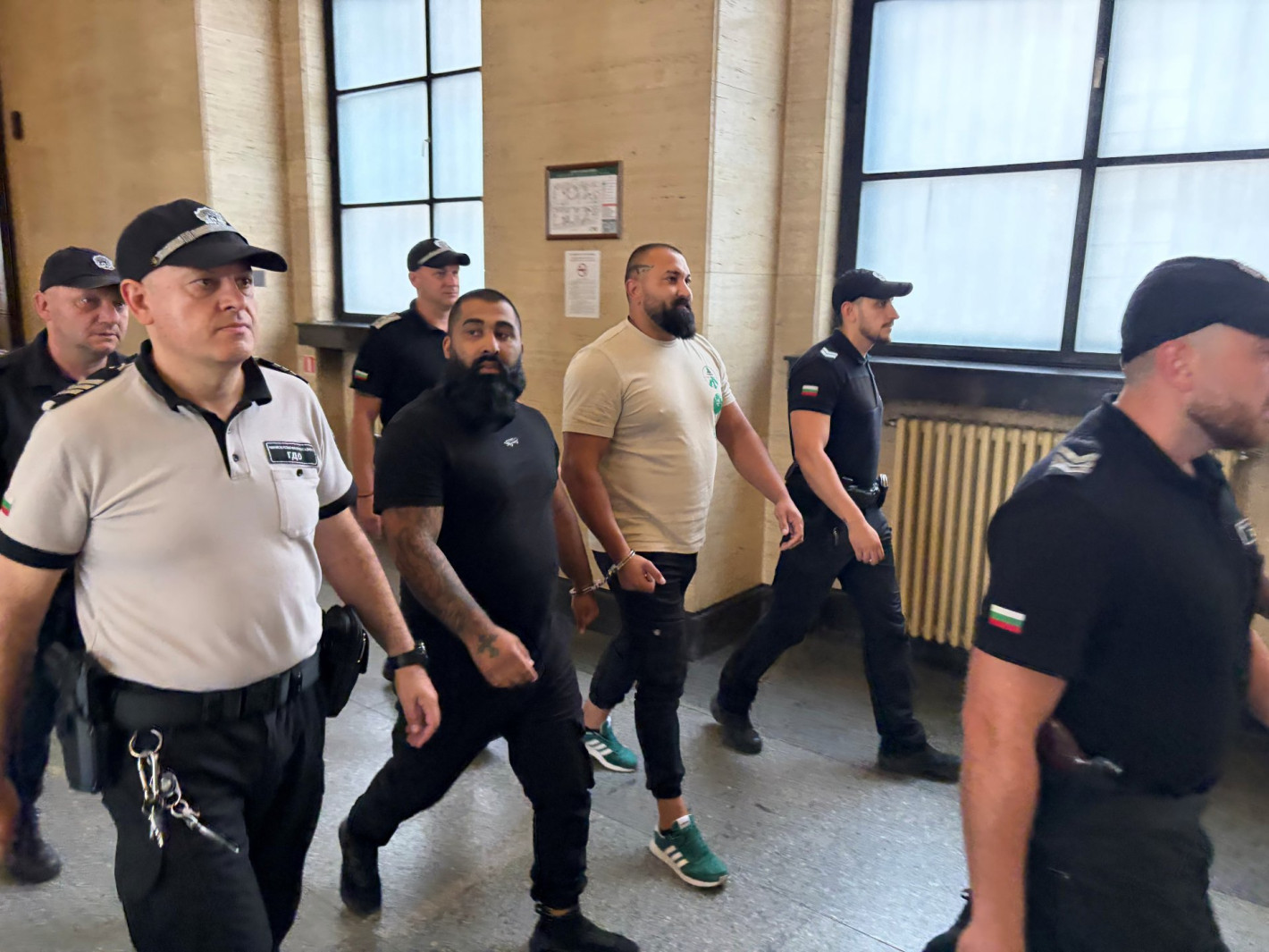Арестувани с "Калашниците" возели проститутки с нелегални таксита, отричат да са сводници