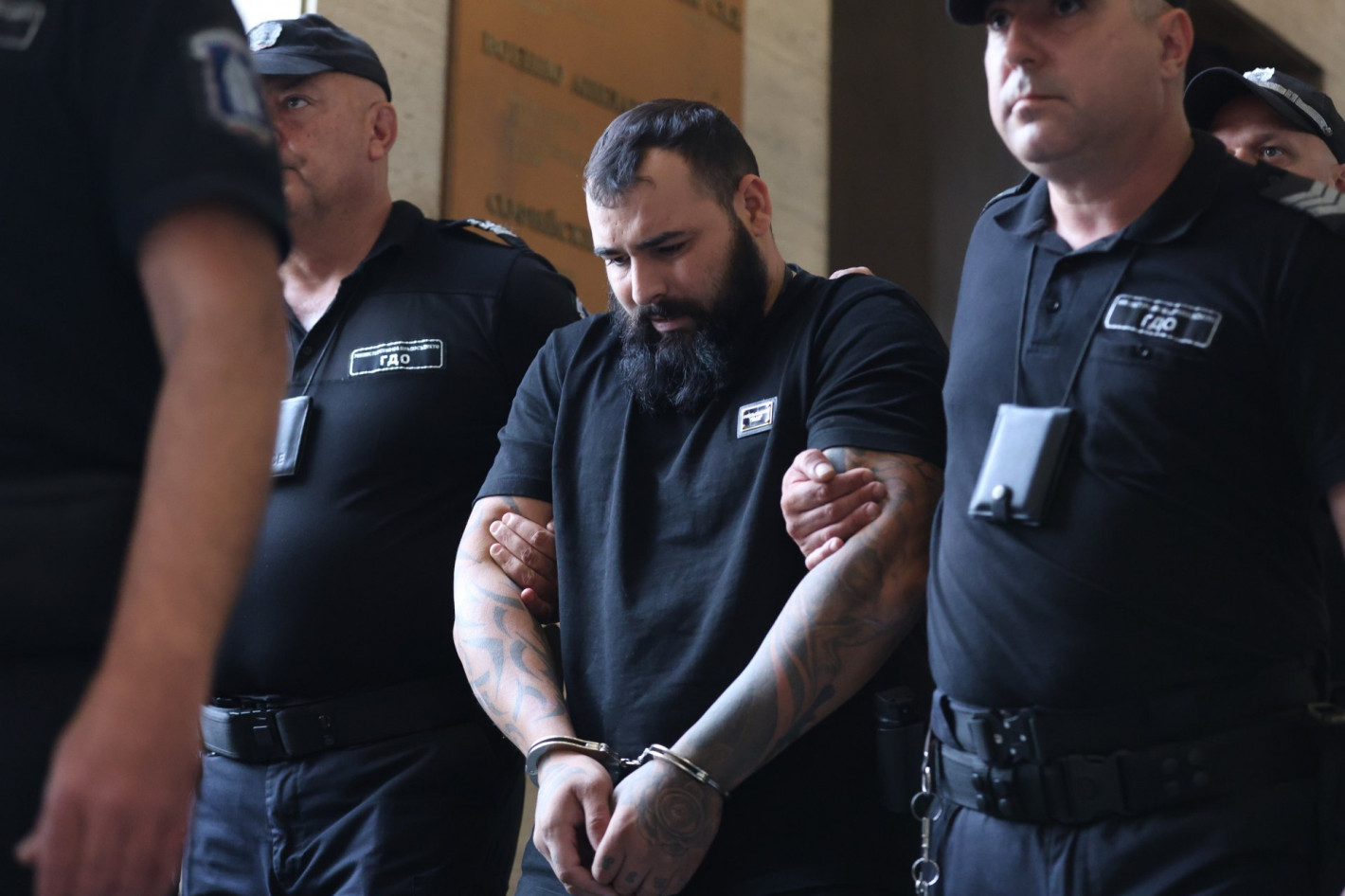 Шофьорът, забил се в автобус на "Челопешко шосе“, се яви в съда, оставиха го в ареста (снимки)