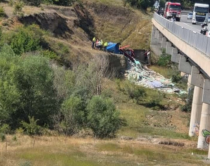 Камион падна от мост на магистрала "Струма", водачът загина