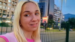 Емили Тротинетката се похвали с гадже бабанка! Феновете: Не го води в България (Фото)
