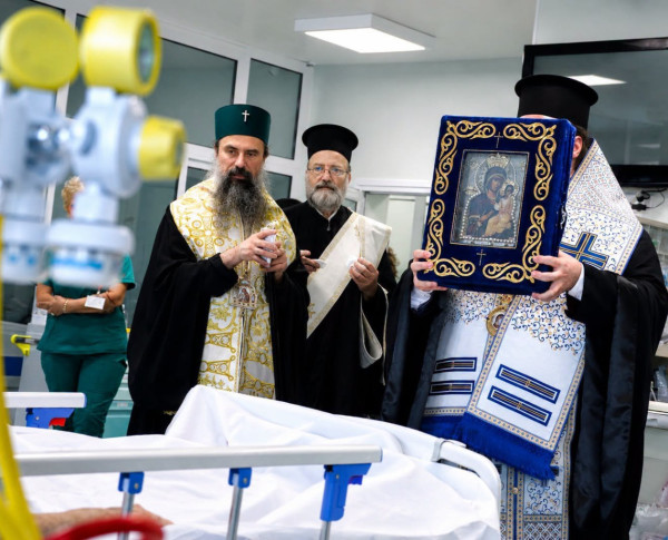 Патриарх Даниил пренесе чудотворната Хавайска икона в реанимациите на ВМА (снимки)