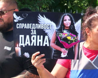 Протест в памет на Даяна, загинала на Е-79, в деня, в който трябваше да е сватбата ѝ (снимки)
